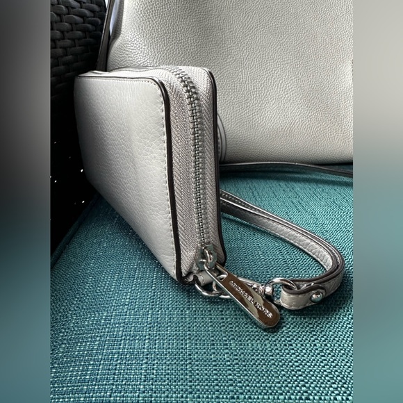 Michael Kors Large Center Zip Tote & Jet Set Travel Continental Wristlet in Grey - Picture 13 of 16